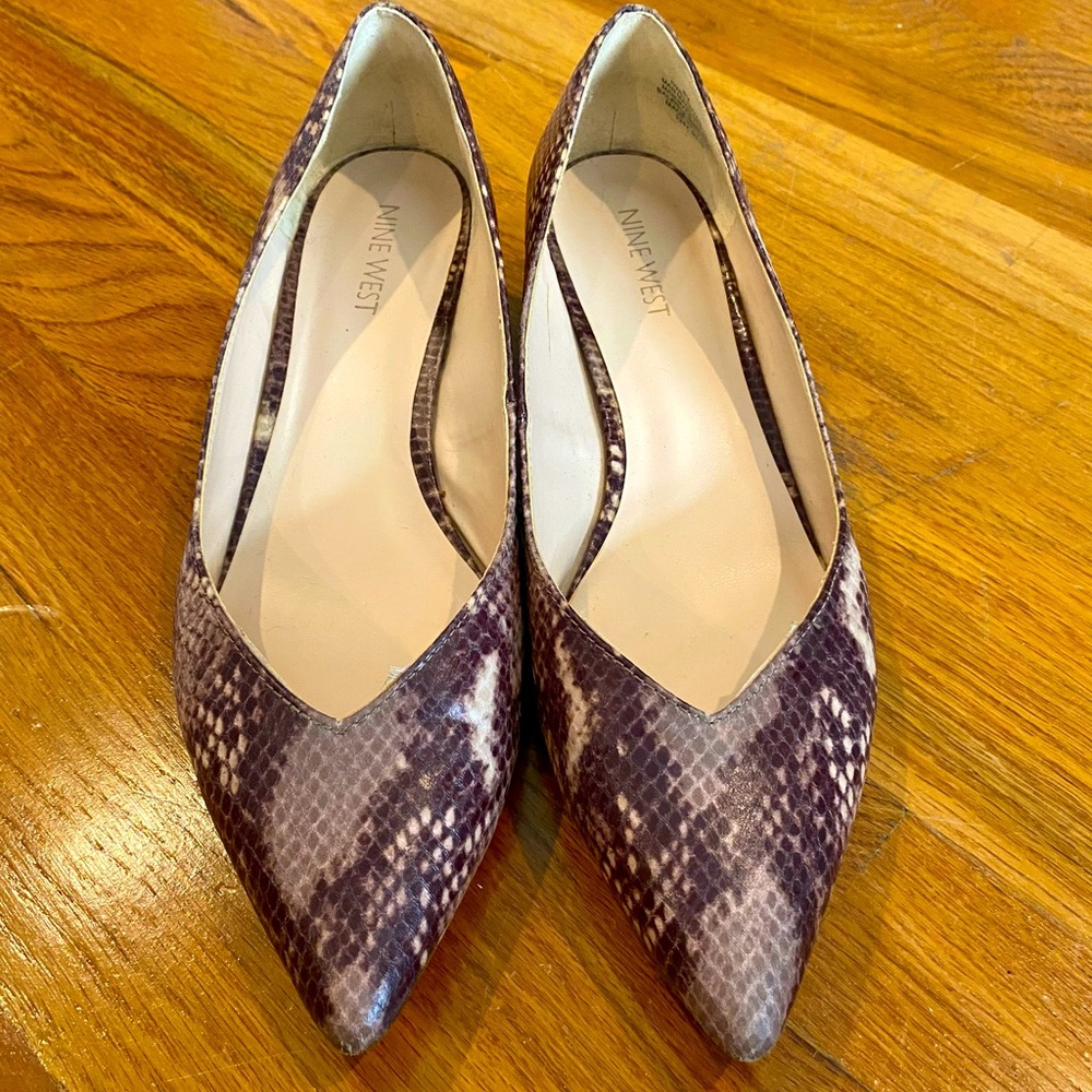 Purple snake skin patterned pointed-toe shoes